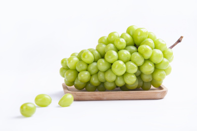 装在木盘里的阳光玫瑰葡萄