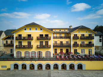 欧式小镇多彩的建筑阳台橱窗局部特写