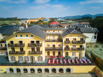 欧式小镇多彩的建筑阳台橱窗局部特写