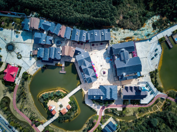 一座欧洲小镇的高空垂直航拍全景