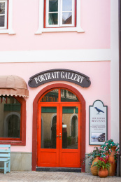 欧式小镇的建筑商店橱窗铺面，正门特写