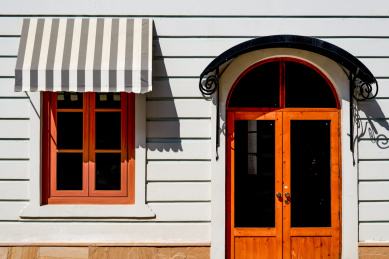 欧式小镇的建筑商店橱窗铺面，正门特写