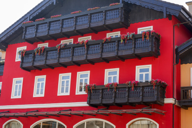 欧式小镇多彩的建筑阳台橱窗局部特写