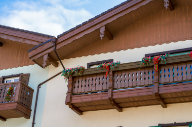 欧式小镇多彩的建筑阳台橱窗局部特写