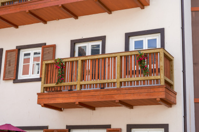 欧式小镇多彩的建筑阳台橱窗局部特写