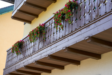 欧式小镇多彩的建筑阳台橱窗局部特写