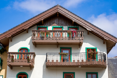 欧式小镇多彩的建筑阳台橱窗局部特写