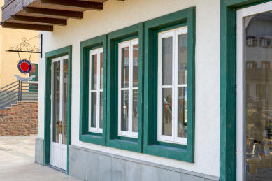 欧式小镇的建筑商店橱窗铺面