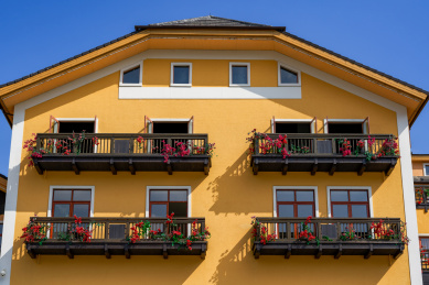 欧式小镇多彩的建筑阳台橱窗局部特写