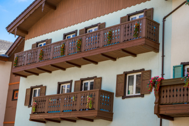 欧式小镇多彩的建筑阳台橱窗局部特写