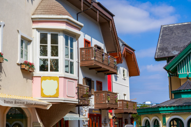 欧洲小镇多彩的建筑街区和街道