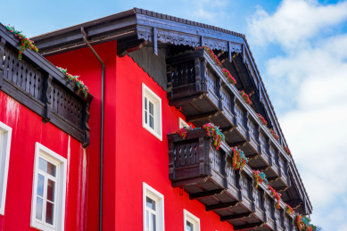 欧式小镇多彩的建筑转角局部特写