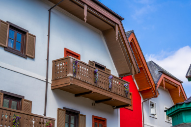 欧式小镇多彩的建筑阳台橱窗局部特写