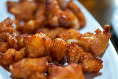 一道美味的经典粤菜，油炸蒜香排骨