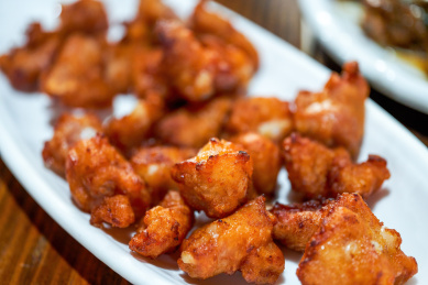 一道美味的经典粤菜，油炸蒜香排骨