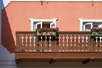 欧式小镇多彩的建筑阳台橱窗局部特写