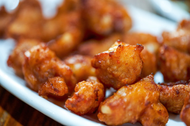 一道美味的经典粤菜，油炸蒜香排骨