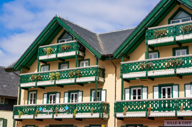 欧式小镇多彩的建筑阳台橱窗局部特写