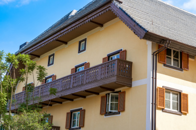 欧式小镇多彩的建筑阳台橱窗局部特写