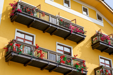 欧式小镇多彩的建筑阳台橱窗局部特写