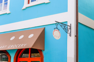 欧式小镇多彩的建筑转角局部特写