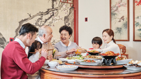正在吃团圆饭的中国一家人