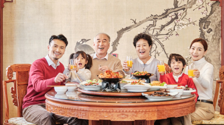 正在吃团圆饭的中国一家人