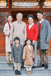 东方人像春节全家福
