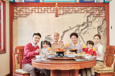 正在吃团圆饭的中国一家人