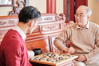 春节父子在中式客厅里下围棋