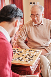 春节父子在中式客厅里下围棋