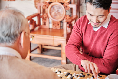 春节父子在中式客厅里下围棋