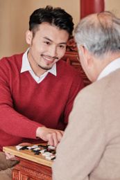 春节父子在中式客厅里下围棋