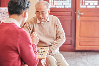 春节父子在中式客厅里下围棋