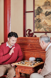 春节父子在中式客厅里下围棋