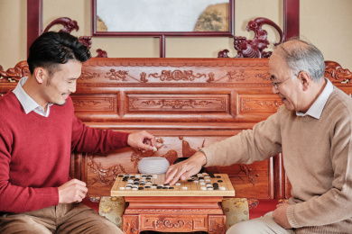 春节父子在中式客厅里下围棋