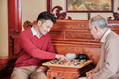春节父子在中式客厅里下围棋