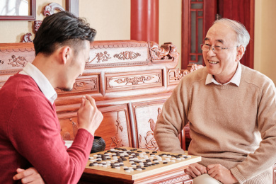 春节父子在中式客厅里下围棋