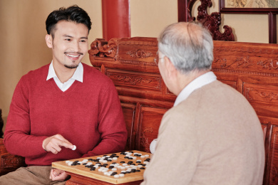 春节父子在中式客厅里下围棋