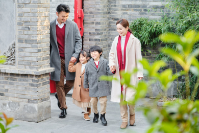 年轻夫妻带孩子回家过春节