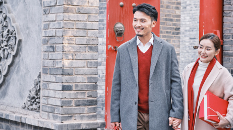 回家过年的年轻夫妻