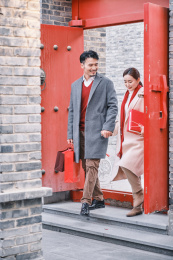 回家过年的年轻夫妻