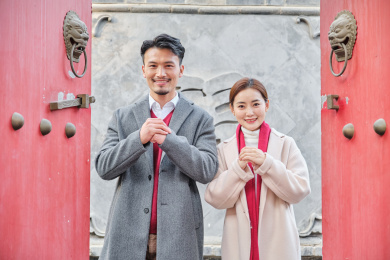 回家过年的年轻夫妻