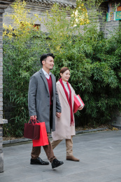 回家过年的年轻夫妻