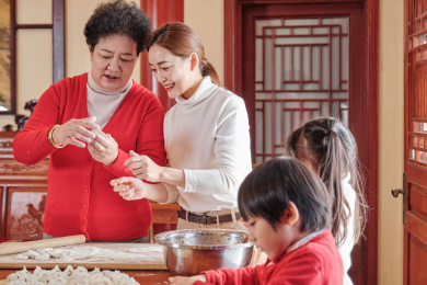 春节东方人像一家人一起包饺子