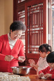 春节东方人像一家人一起包饺子