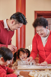 春节东方人像一家人一起包饺子