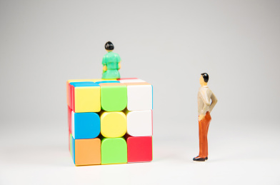 彩色的魔方和两个小人