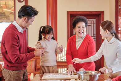 春节东方人像一家人一起包饺子