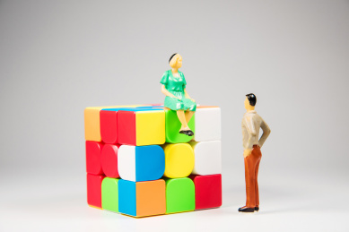 彩色的魔方和两个小人